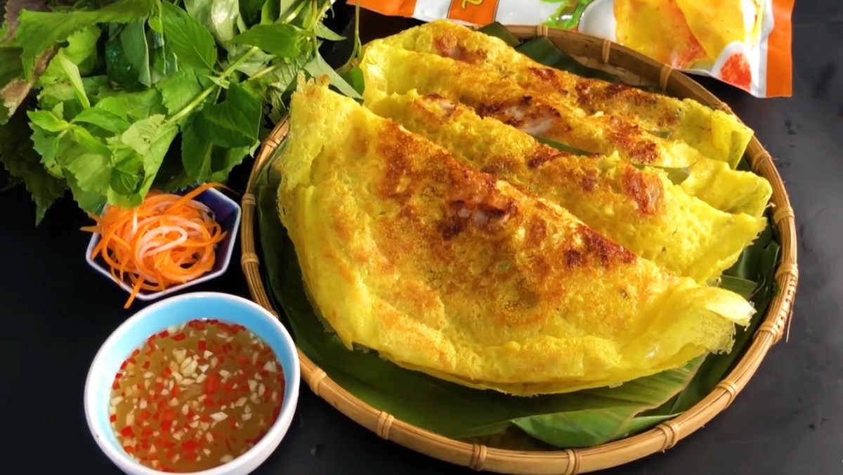 Banh Xeo (Vietnamese crispy pancake)